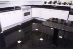 Piso branco e piso escuro para a cozinha